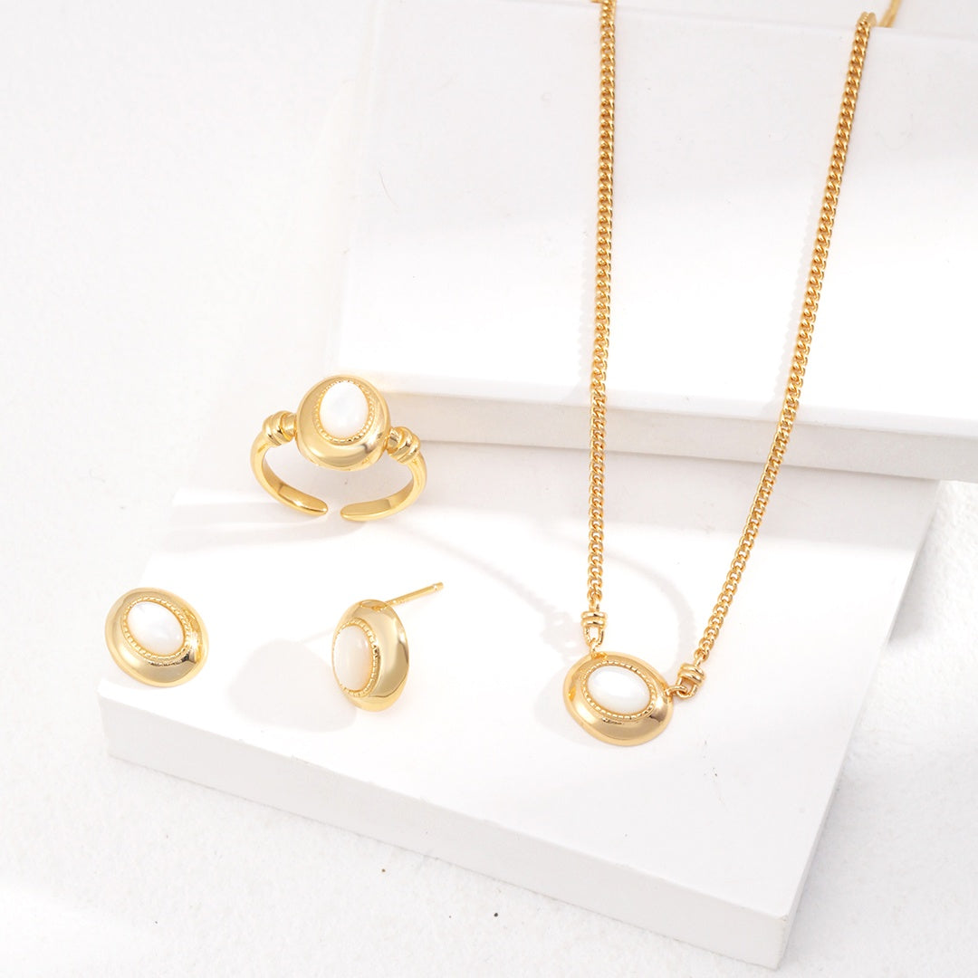 ゴールドチェーンネックレス 円形ペンダント