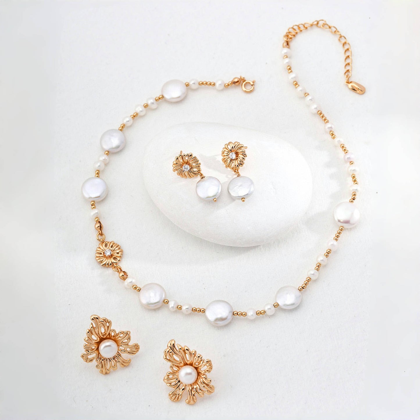 花デザイン ゴールドピアス パール付き